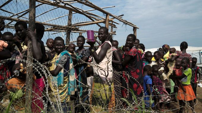 Obyvatelé Jižního Súdánu čekají frontu na příděl potravin.