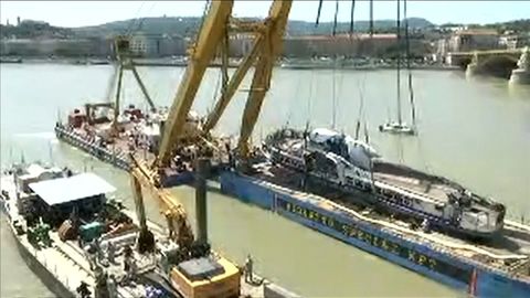 Potopenou výletní loď vytáhli ze dna Dunaje. Akce trvala sedm hodin
