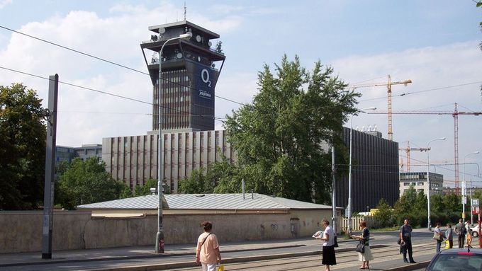 Budova Telefonica O2 CR, Praha Žižkov 18 nadzemních podlaží, 85 metrů stavební výšky a 96 metrů je nejvyšší bod.
