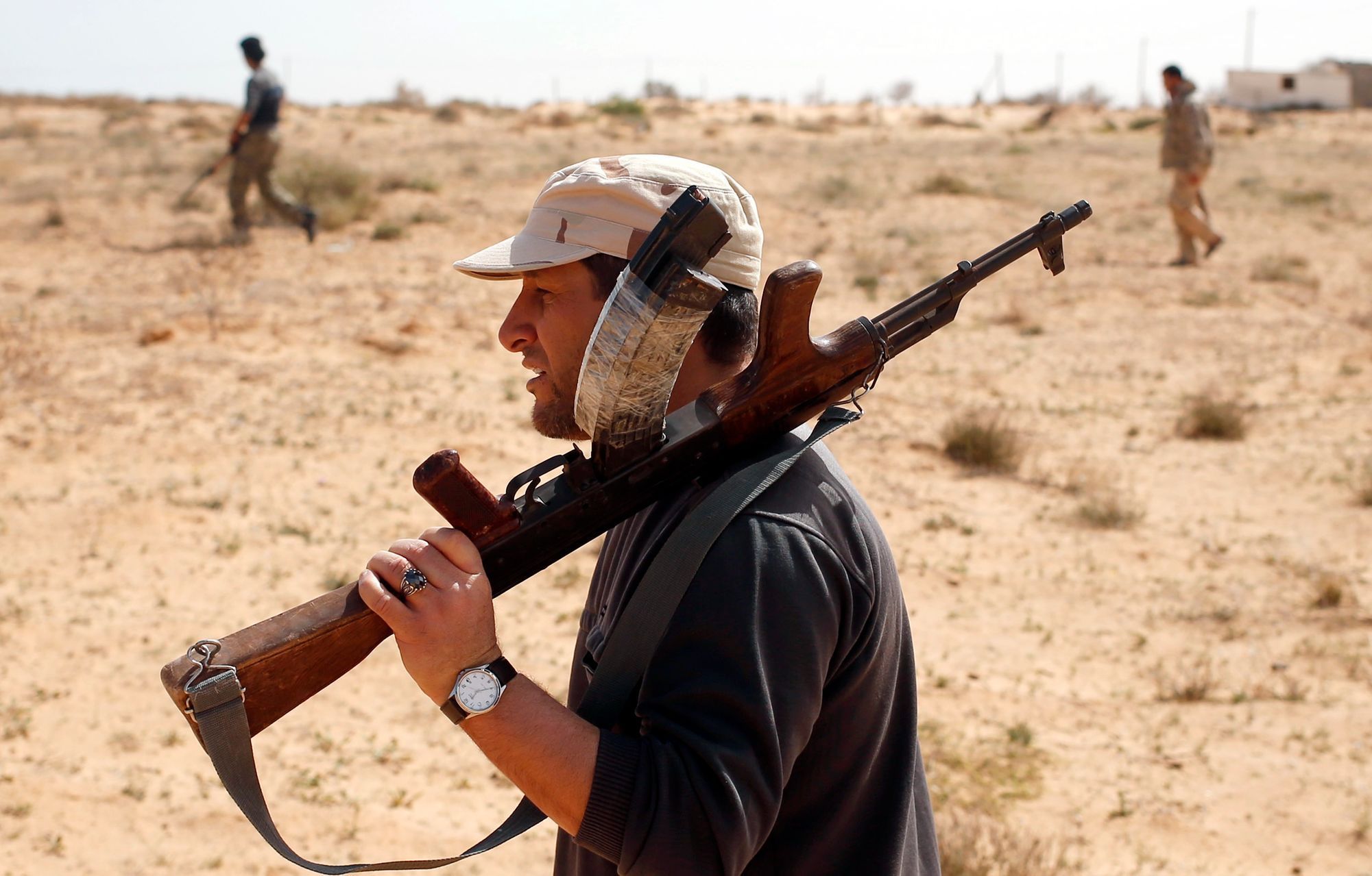 Příslušníci milice Libyjský úsvit, která ovládá Tripolis a západ Libye, hlídkují u města Syrta.