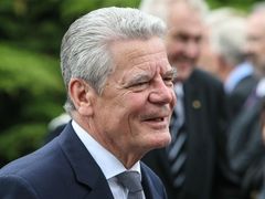 Joachim Gauck v Terezíně: "Všude, kam přijedu, mířím na místa, kde jiní Němci v jiné době zabíjeli druhé. Chci ukázat, že dnešní Německo je jiné."