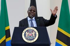 Prezident Tanzanie tvrdil, že covid neexistuje. Teď leží na ventilátoru, píše deník