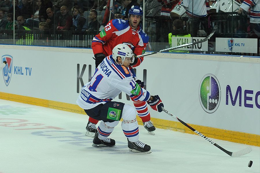 Hokejista Lva Praha Zdeno Chára bojuje o puk s Petrem Průchou v utkání KHL proti SKA Petrohradu.