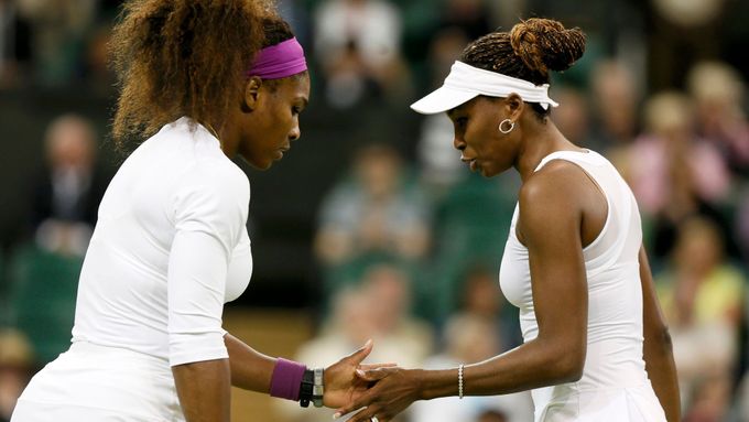 Sestry Williamsovy ve finále čtyřhry Wimbledonu