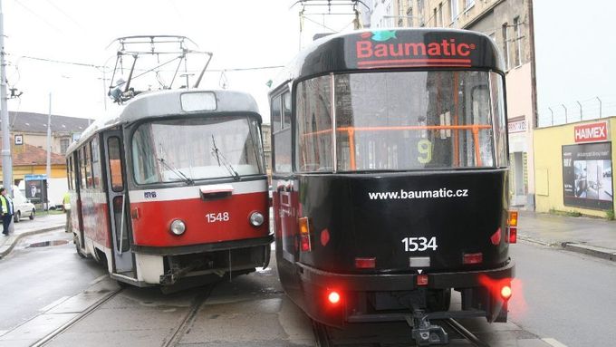 V Brně se srazily dvě tramvaje, jedna vykolejila
