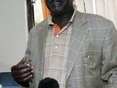 Raila Odinga je premiérem v keňské vládě národní jednoty. Podobná vláda by měla vzniknout i v Zimbabwe, realizace již uzavřené dohody ale vázne