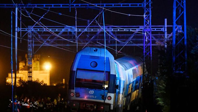 Na trati Praha - Kolín se u Českého Brodu srazily osobní a nákladní vlak. Strojvedoucí zemřel