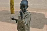 V ulicích hlavního města Kampaly žebrají dennodenně desítky malých dětí. Údajně tak vydělávají především svým „zaměstnavatelům" - obchodníkům s lidmi, kteří je do metropole nasadili.
