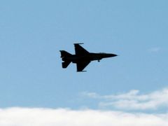 Izrael spoléhá nejen na americkou diplomatickou, ale také vojenskou pomoc. USA mu dodávají například stíhačky F-16