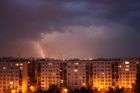 Česko opět zasáhnou bouře a krupobití, hrozí velká voda