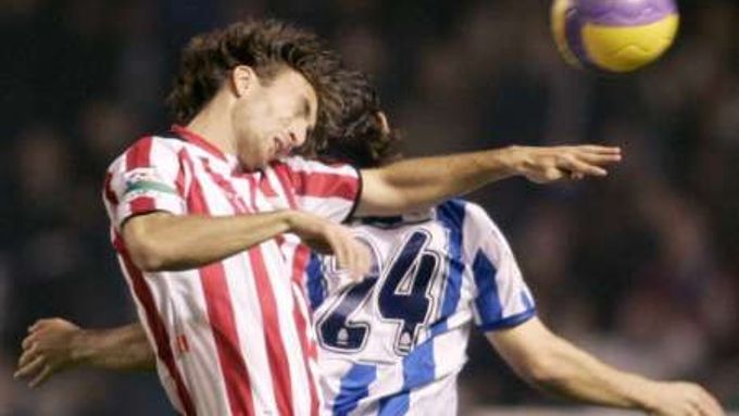 Verdu z Deportivo Coruna (vpravo) ve vzdušném souboji s hráčem Athletika Bilbao Anderem Murillem.