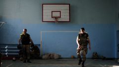 Ukrajinský voják hraje basketbal ve městě Ilovajsk