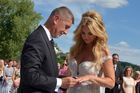 Svatební obřad se konal venku. Andrej Babiš své nastávající manželce navlékl prstýnek z bílého zlata s diamanty. Ona jemu hladký prsten bez ozdob.