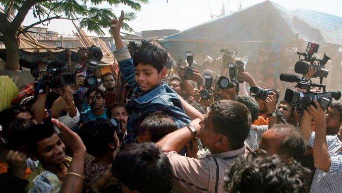Takhle se slaví osm Oscarů ve slumu na předměstí Bombaje. Dítě ve vzduchu je jedna z dětských hvězd filmu Azharuddin Ismail.