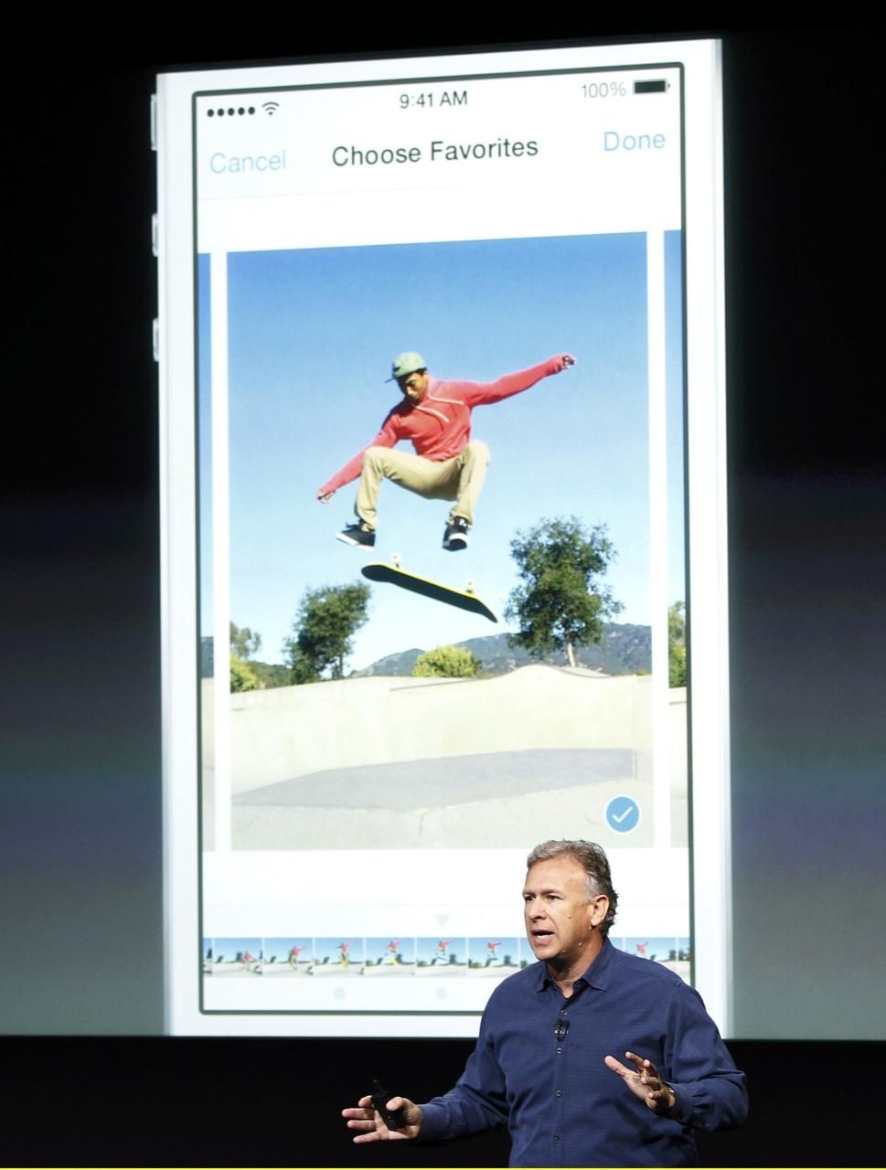 Viceprezident společnosti Apple Phil Schiller představuje iPhone 5S