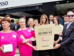 Nespresso předalo ve Varech šek Alianci žen s rakovinou prsu v hodnotě 50 tisíc korun.