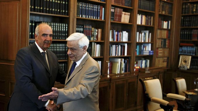 Řecký prezident Prokopis Pavlopulos (vpravo) a lídr Nové demokracie Evangelos Meimarakis.