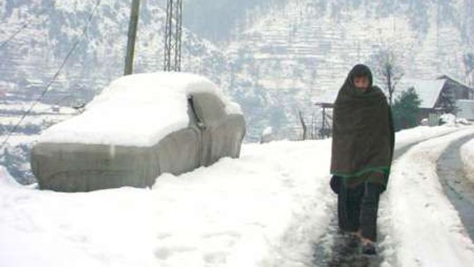 V Kašmíru sníh kompikuje život lidem, kteří jsou po zemětřesení bez domova