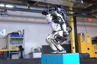 VIDEO: Robot Atlas se naučil salto vzad. Většinou se mu povede, někdy i spadne