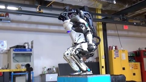 VIDEO: Robot Atlas se naučil salto vzad. Většinou se mu povede, někdy i spadne