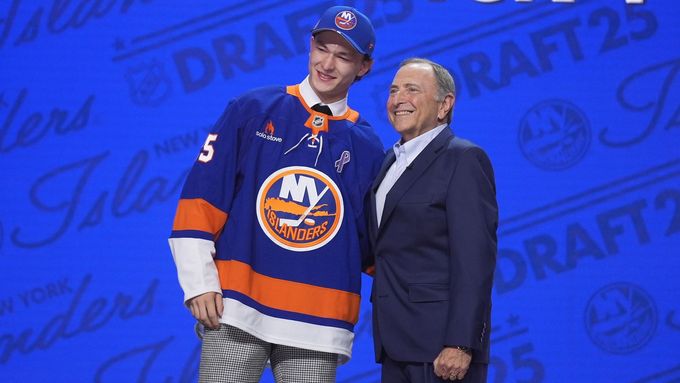 Matthew Schaefer a komisionář NHL Gary Bettman