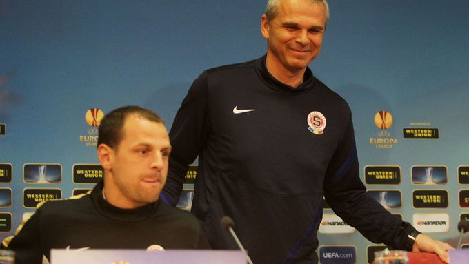 Marek Matějovský na předzápasové tiskové konferenci vtipkoval s trenérem Lavičkou. Vydrží jim úsměv i po zápase?