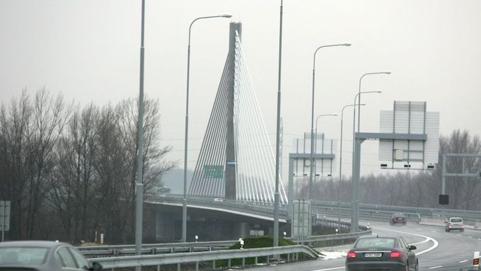 Most přes Odru v Bohumíně-Švibicích je zavěšený na ocelových lanech Je to nejkomplikovanější úsek stavby