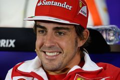 Alonso v trénincích formule 1 úspěšně vzdoroval Mercedesu