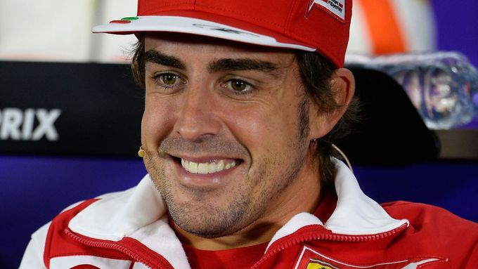Fernando Alonso v červeném tričku Ferrari patří už jen do archivu, Španěl teď oblékne "dres" McLarenu.