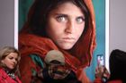Slavná "Afghánská dívka" znovu v problémech. Její příběh připomíná osudy statisíců uprchlíků