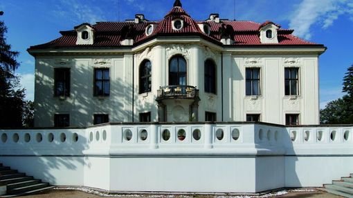 Předseda první československé vlády Karel Kramář (1918 až 1919) si svou vilu, kterou věnoval především své milované ženě, postavil na impozantním místě s výhledem na celou Prahu i Pražský hrad.