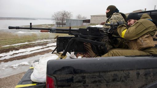 Ukrajinští vojáci poblíž přístavu Mariupol na břehu Azovského moře.