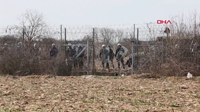 Na řecko-turecké hranici roste napětí, řecká policie brání migrantům v přechodu