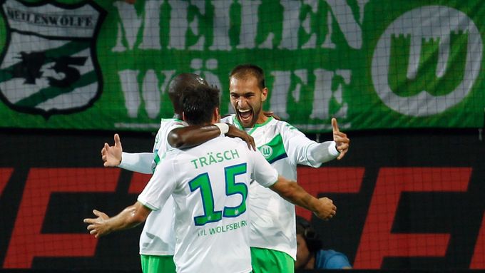 Dost z Wolfsburgu slaví branku v utkání bundesligy proti Schalke