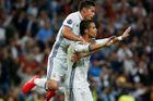 Ronaldo hattrickem zařídil výhru Realu na hřišti Alavésu, Barcelonu spasil Rafinha