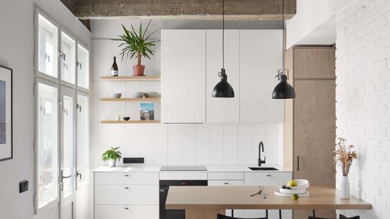 Velká proměna malého bytu. Žijí v jednom pokoji a koupelnu mají ve skříni