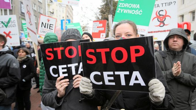Protest proti dohodě CETA ve Varšavě, říjen 2016