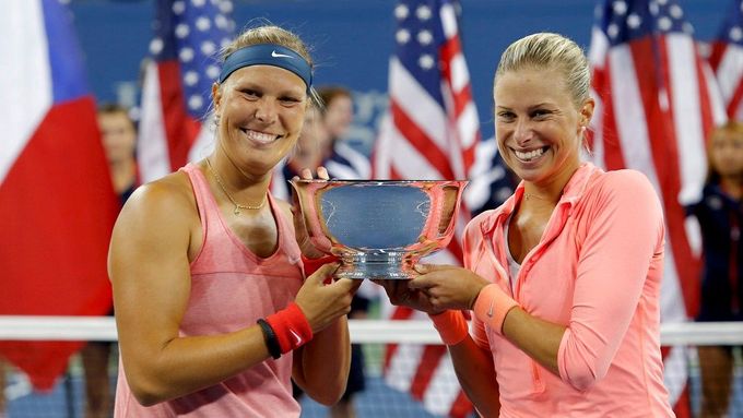 Lucie Hradecká a Andrea Hlaváčková oslavují vítězství na US Open 2013.