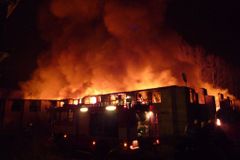 V Bulovce hoří skládka, hasiči ji nechávají vyhořet