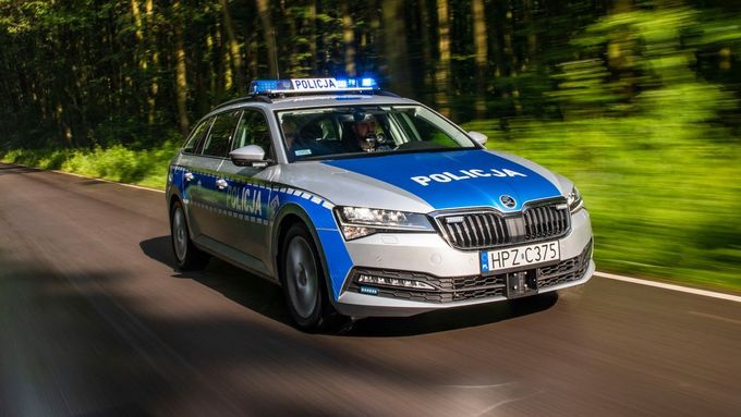 V Polsku mají policisté nově i Superby s dvoulitrovým benzinovým motorem TSI.
