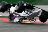 Závodění je i v 65. sezoně světového šampionátu formule 1 nebezpečné. O tom se přesvědčil Felipe Massa, který v Hockenheim téměř brousil hlavou o asfalt.