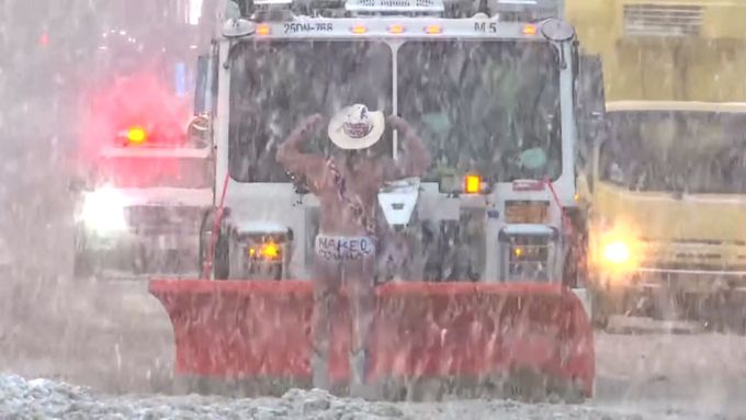 Se sněhovou vánicí v New Yorku bojuje i nahý kovboj