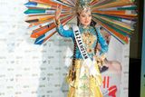Miss Kazachstánu Asselina Kuchuková vsadila na "paví ohon" z vlajek.