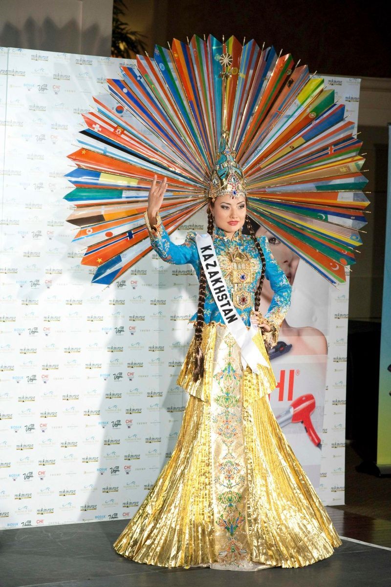 Finalistky Miss Universe v národních kostýmech - Miss Kazachstán