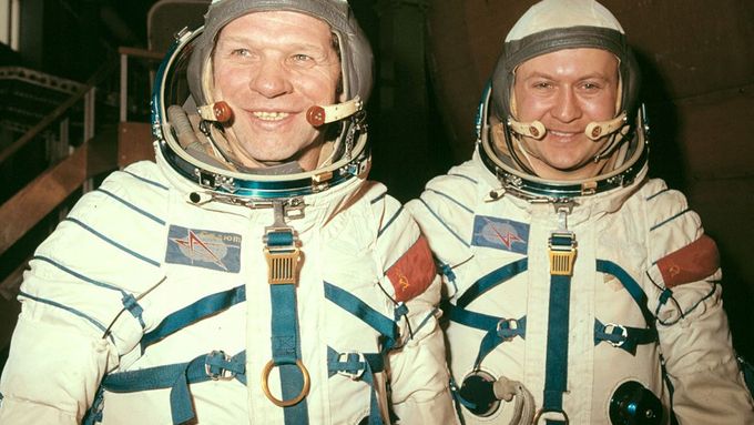 Příprava mezinárodní posádky Sojuz 28 ve Středisku kosmonautů J. A. Gagarina ve Hvězdném městečku v SSSR. Na sn. velitel kosmické lodi Alexej Gubarev (vlevo ) a čs. kosmonaut Vladimír Remek .