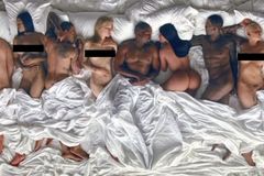 Nazí Trump, Bush i Rihanna. Kontroverzní klip Kanyeho Westa vyvolal ostrou kritiku