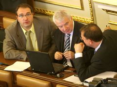 Poslanci Pohanka a Melčák mluví ve sněmovně s ministrem práce a sociálních věcí Petrem Nečasem.