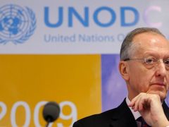 Blafuje, nebo má eso v rukávu? Výkonný ředitel Úřadu OSN pro drogy a kriminalitu (UNODC) Antonio Mario Costa