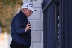 Trump od voleb neodpovídá novinářům, Bílý dům opouští jen kvůli golfu