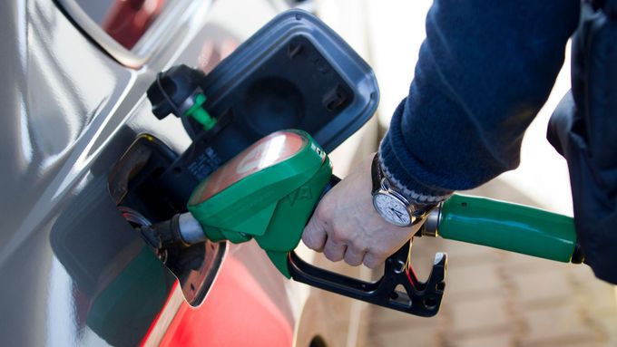 Některá ministerstva platí za litr benzínu nebo nafty i přes 38 korun.